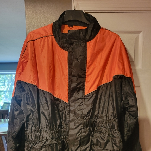 Ladies rain suit. This is not HD brand but is HD colors - Picture 1 of 3